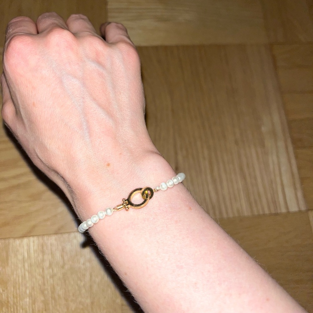 Elegant Pearl Bracelet with Gold Clasp - Picture 3 of 4
